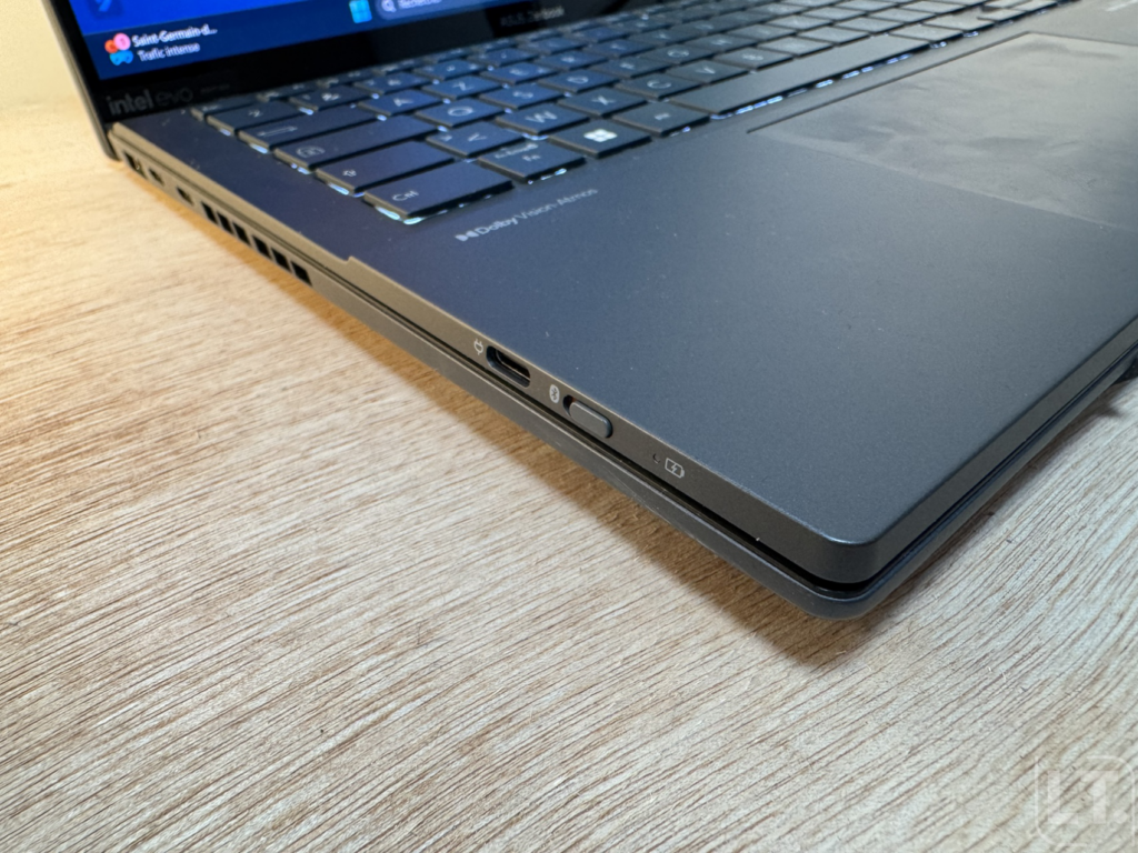 Asus Zenbook Duo - Connectique du clavier