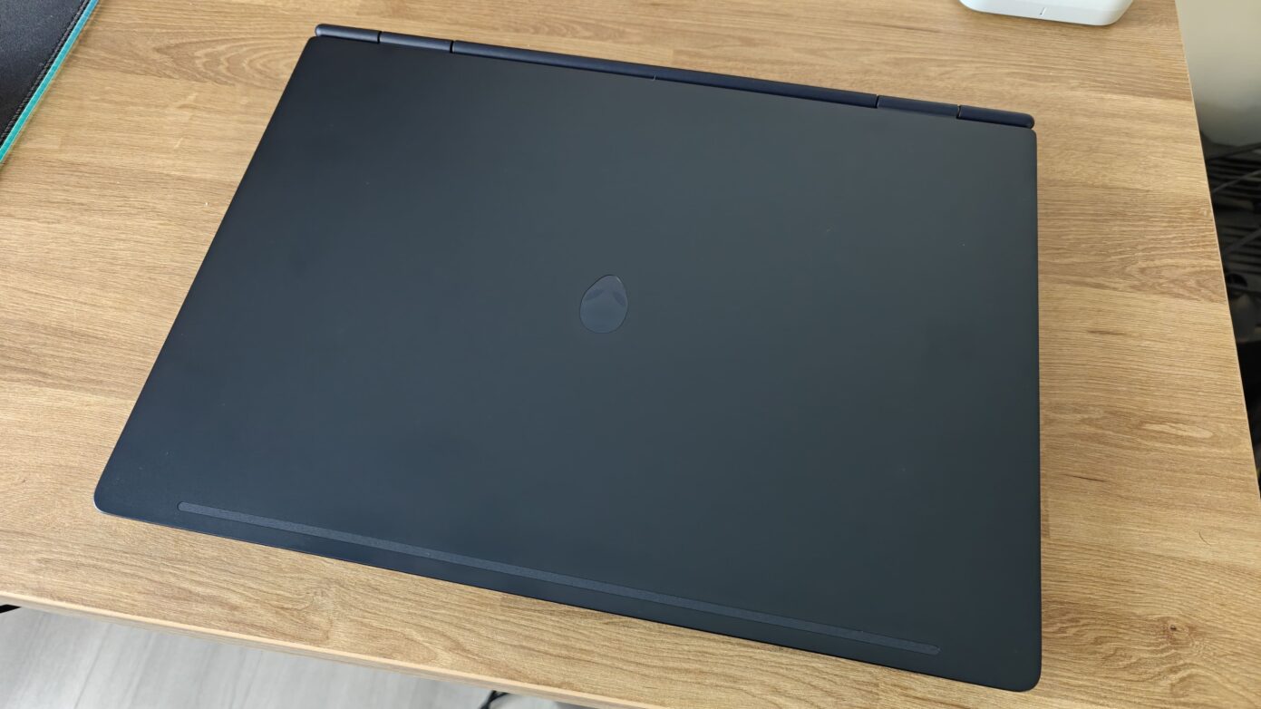 Alienware 16X Aurora vue capot de profil // Crédit photo : Grégory R.