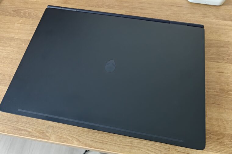 Alienware 16X Aurora vue capot de profil // Crédit photo : Grégory R.