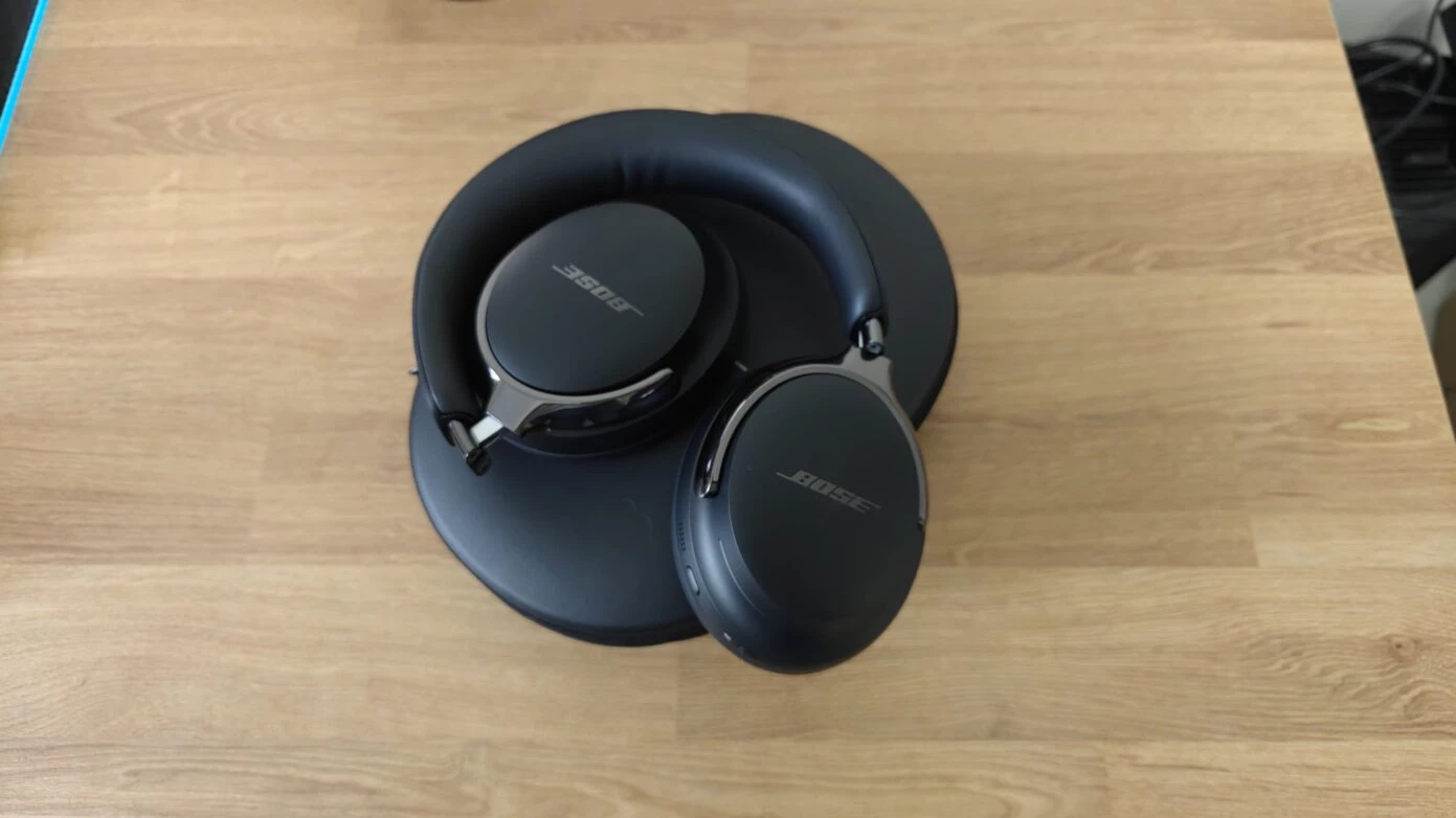 Bose QuietComfort Ultra 2 : vue plié sur sa coque // Crédit photo : Grégory R.
