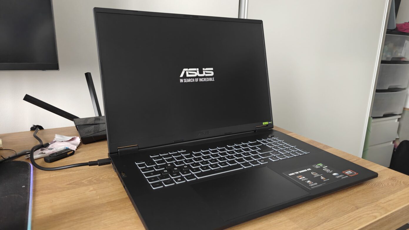 Asus TUF Gaming 18 : vue de profil // Crédit photo : Grégory R.