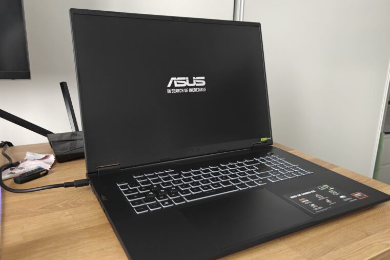 Asus TUF Gaming 18 : vue de profil // Crédit photo : Grégory R.