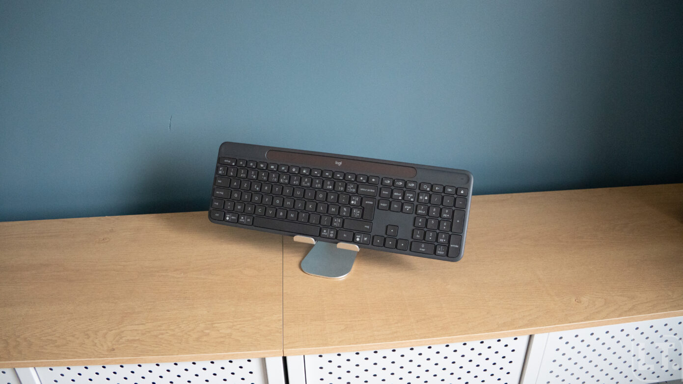 Logitech Signature Slim Solar+