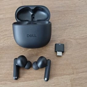 Dell Pro Plus - EB525 : étui ouvert écouteurs sortis // Crédit photo : Grégory R.