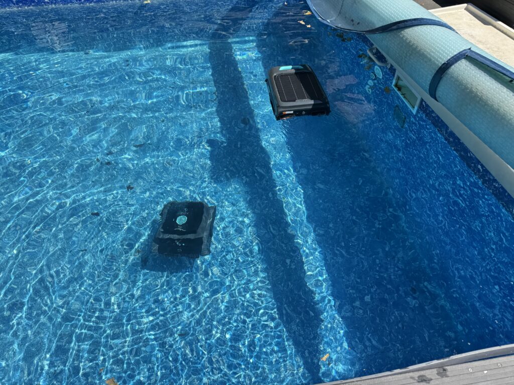 Les deux robots Aiper en action