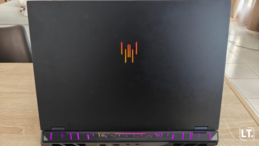 Acer Predator Helios 18 AI 2026 vue capot