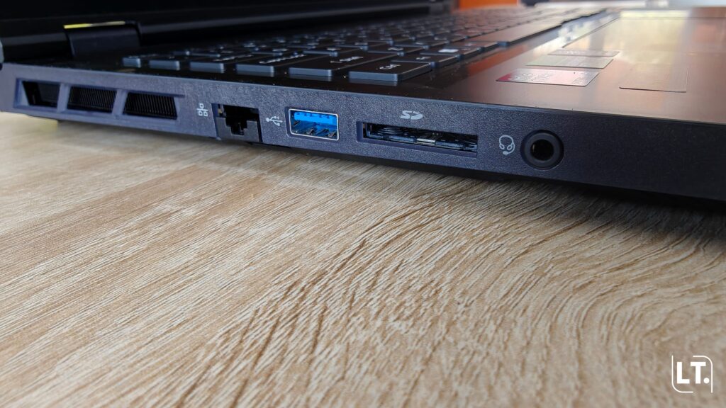 Acer Predator Helios 18 AI 2026 connectiques gauche