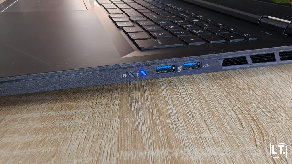 Acer Predator Helios 18 AI 2026 connectiques droite
