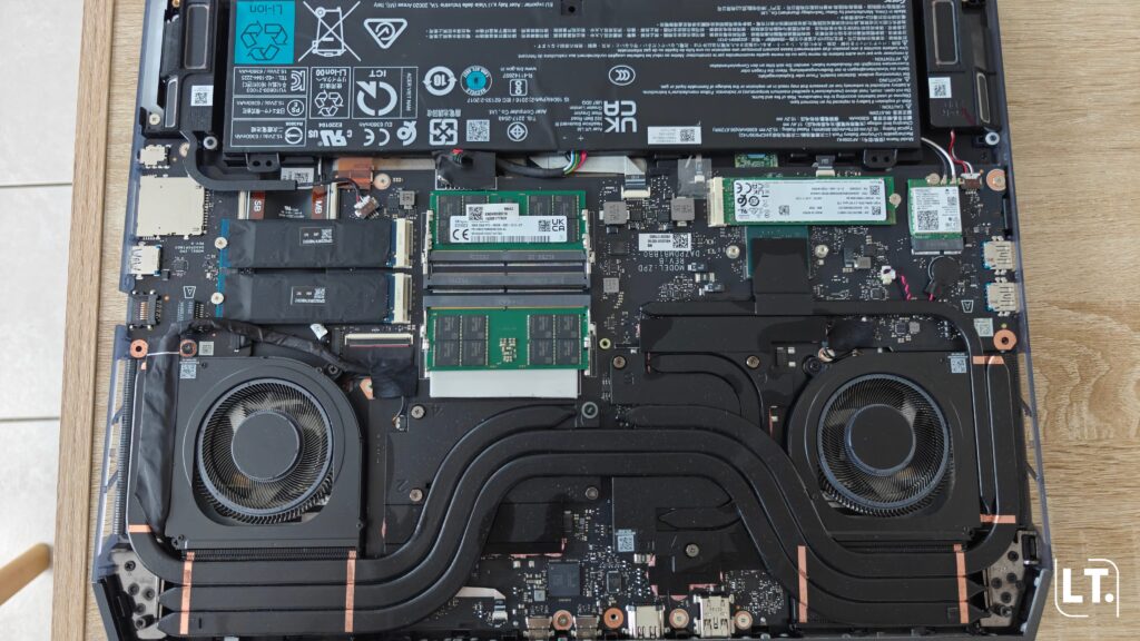 Acer Predator Helios 18 AI 2026 vue de l'intérieur du pc