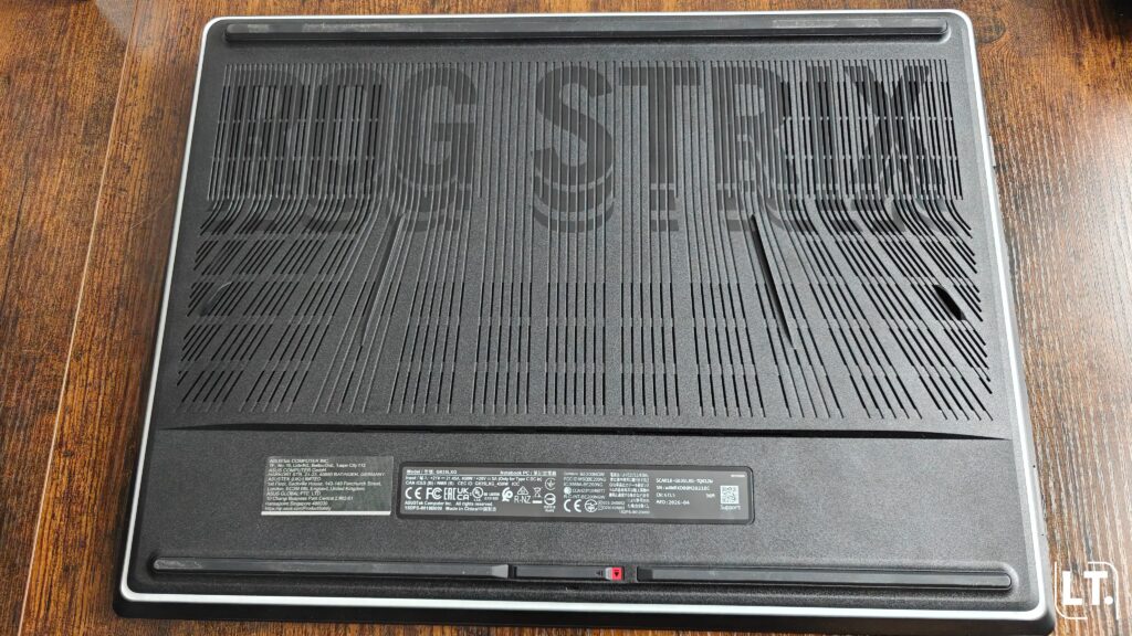 ROG Strix SCAR 18 2026 vue du dessous avec l'attache rapide