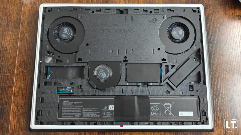 ROG Strix SCAR 18 2026 vue de l'intérieur du PC