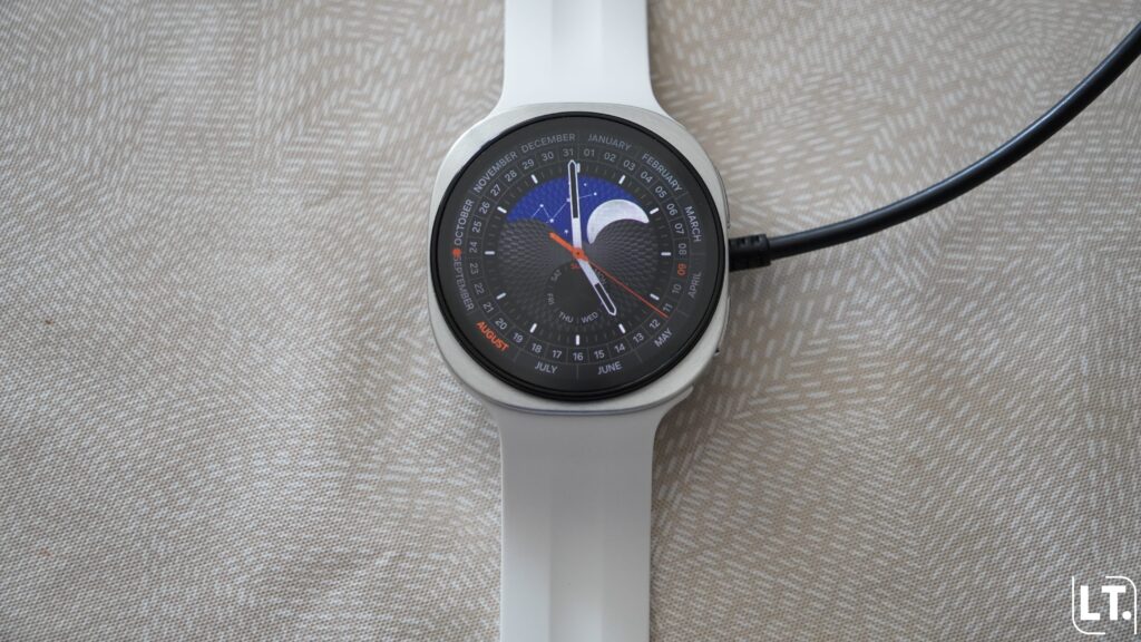 La Watch 9 sur son socle de recharge