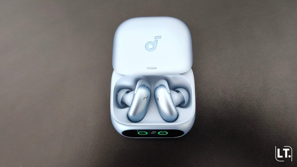 Soundcore Liberty 5 Pro boîtier ouvert avec les écouteurs