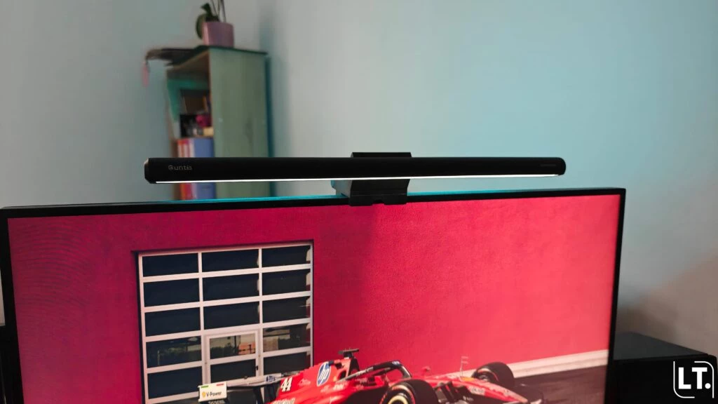 Quntis Monitor Light Bar IM sur écran 27 pouces en fin de journée