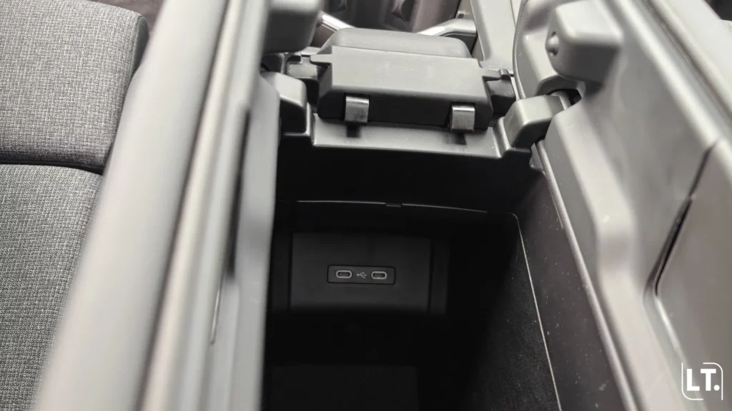 Volkswagen ID.3 Neo passage des câbles USB-C à travers l'accoudoir